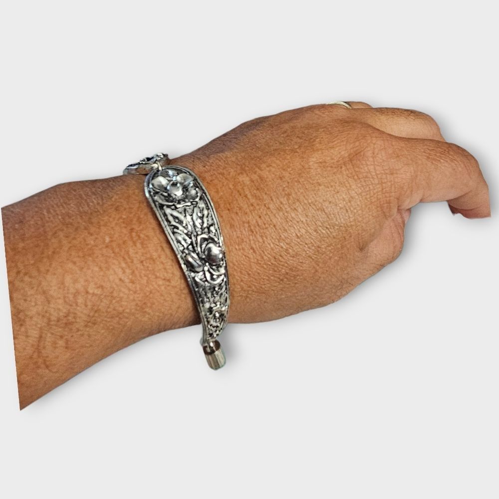 Elegant Silver Bracelet - Picture 4 of 5